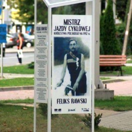 statua z plexi pamięci Feliksa Rawskiego w Mińsku Mazowieckim