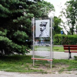 tablica pamięci józefa hallera przy rondzie w centrum mińska mazowieckiego