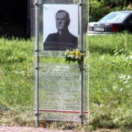 tablica pamięci księdza J Dziąga przed dewastacją