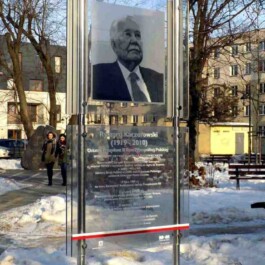 tablica pamięci prezydenta R Kaczorowskiego po renowacji