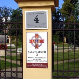 tablice informacyjne przy wejściu do Muzeum 7PUL