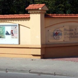 tablice na ogrodzeniu Muzeum 7 Pułku Ułanów Lubelskich