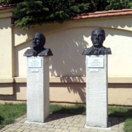 tablice pod popiersiami na terenie Muzeum 7PUL