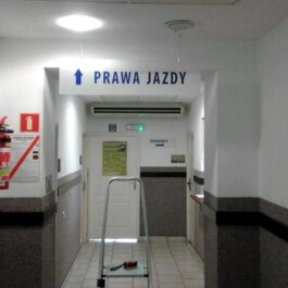 tablice z plexi oznakowania kierunkowe dla urzędu