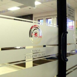 wyklejanie na szybach folia mrożona Urząd Miasta Mińsk Maz