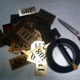 cyfry numerki grawerowane tabliczki na drzwi