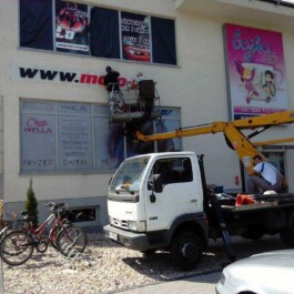 montaz tablicy z plexi na dystansach mińsk