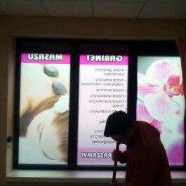 oklejanie okien folią szronioną z nadrukiem solwentowym