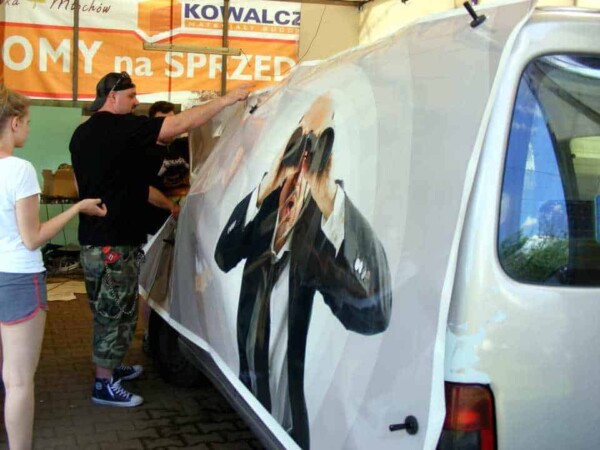 oklejanie samochodu folią samochodową z laminatem