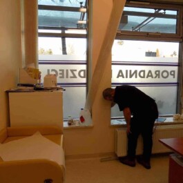 oklejanie szyby w lokalu folia szroniona mrożona