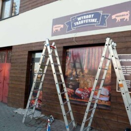 reklama na sklep witryna szyld tablica montaż