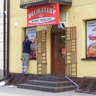 reklamy sklepu firmowego kaseton witryny Dobre