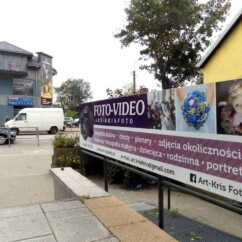 tablice reklamowe montowane na elementach architektury