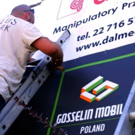 szyld reklamowy montaż blachy