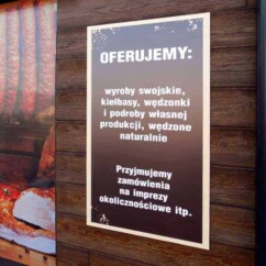 tablica reklamowa z PCV na ścianę budynku