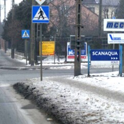 tablice reklamowe kierunkowe przy ulicy