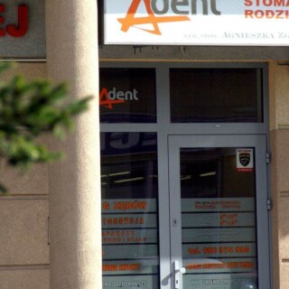 kaseton reklamowy podwieszany nad wejście