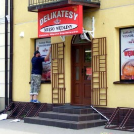 kaseton reklamowy podświetlany na ramie stalowej