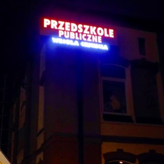 kaseton reklamowy w nocy światło LED