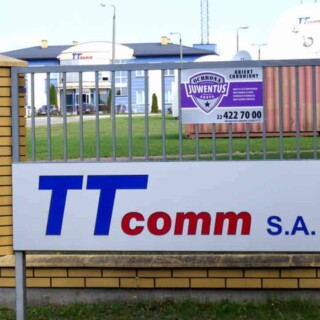 kaseton z dibondu wolnostojący