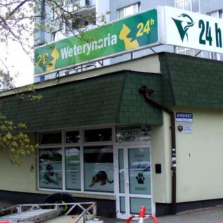 kasetony reklamowe z konstrukcją na dachu budynku