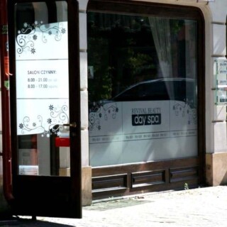 podświetlany kaseton reklamowy nad witryną sklepu