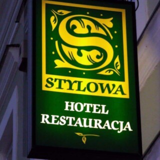 stylowy projekt logo na kaseton reklamowy podwieszany