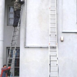 monataż ramy do napinania banera reklamowego