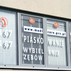 napisy z folii samoprzylepnej na szybie okiennej