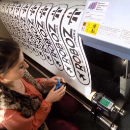 praca w agencji reklamowej ploter drukujący