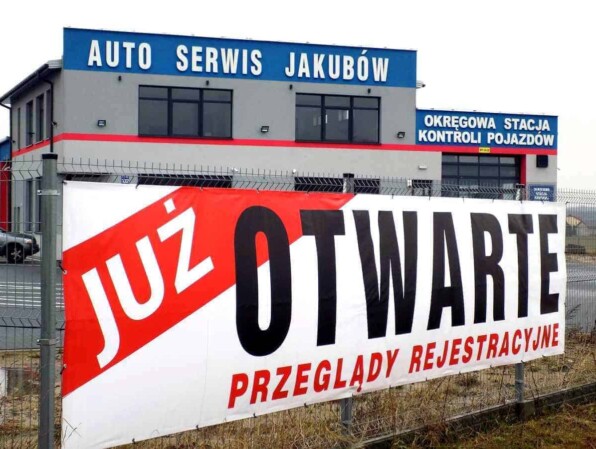 baner informacyjny na ogrodzenie przed firmą