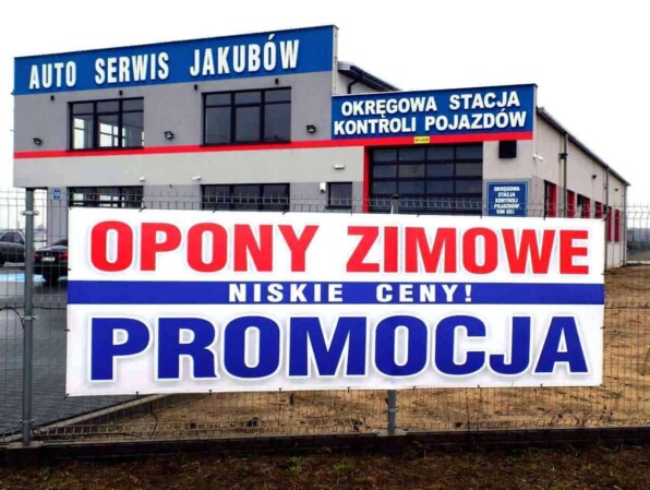 baner reklamowy na ogrodzenie przed firmą