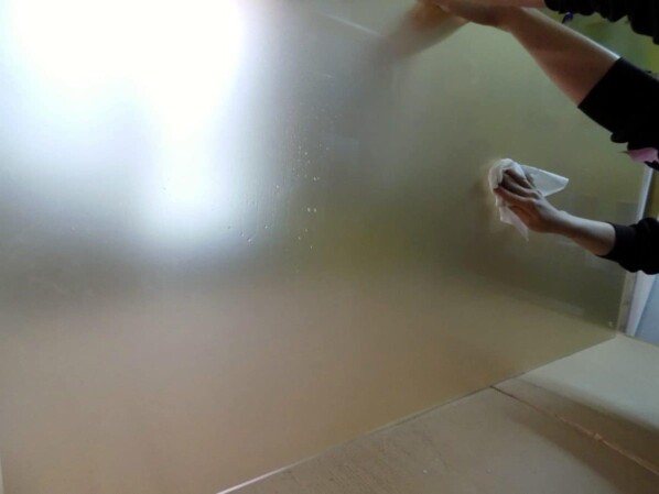 czyszczenie tafli pleksiglasu oklejonej złotą folią szronioną