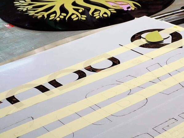 elementy reklamy wycięte z tworzywa ploterem laserowym