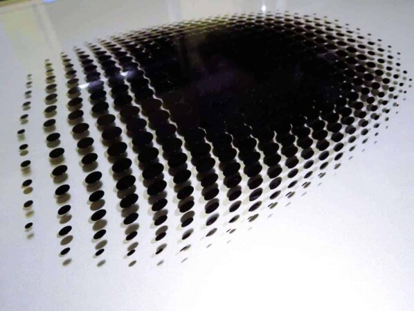 grafika z folii samoprzylepnej przyklejona na pleksiglas