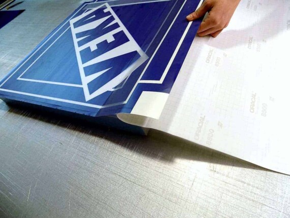 kaseton reklamowy z pleksi naklejanie folii logo