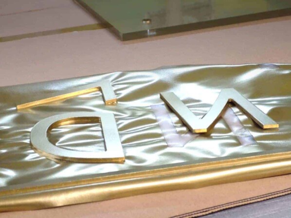lakierowanie na złoto krawędzi bocznych liter wyciętych z Dibondu złotego