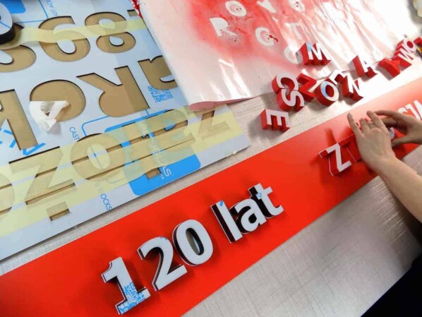 litery przestrzenne naklejanie na pleksiglas