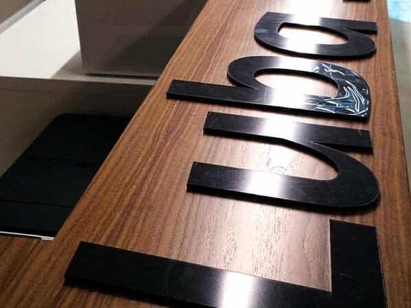 litery przestrzenne z czarnej pleksi 5 mm wycięte laserowo