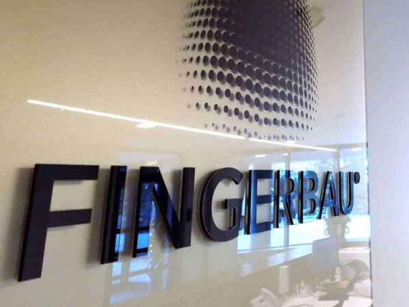 litery z pleksi naklejone na tablicę plexi z dystansem