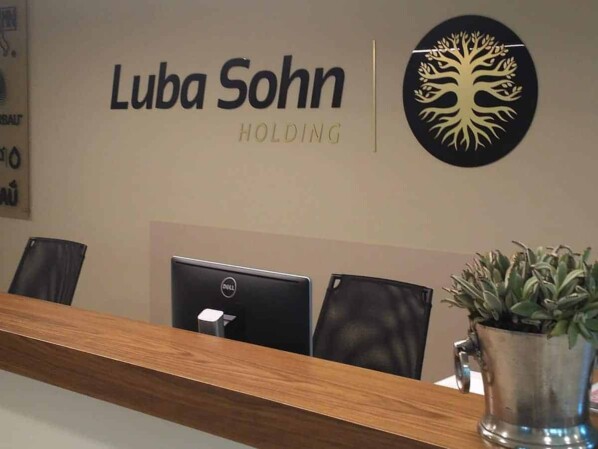 logo przestrzenne z plexi i dibondu