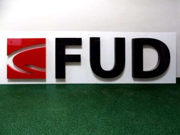 logotyp 3D z plexi i styroduru