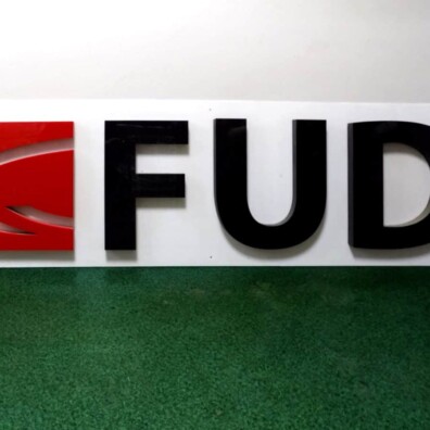 logotyp 3D z plexi i styroduru