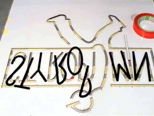 logotyp znak graficzny wycięty z czarnej pleksi ploterem laserowym