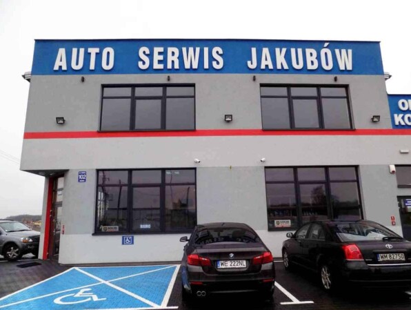 napis ze sturoduru na scianie budynku w jakubowie