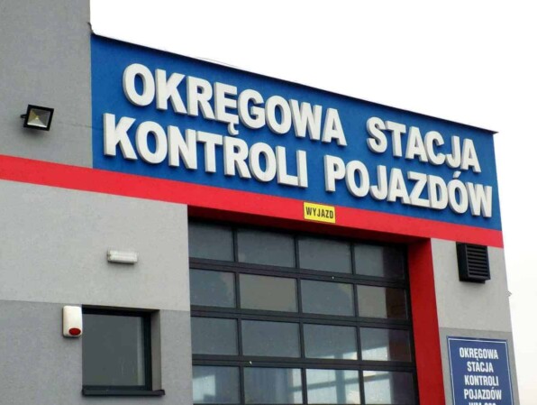oznakowanie firmy na scianie budynku w jakubowie