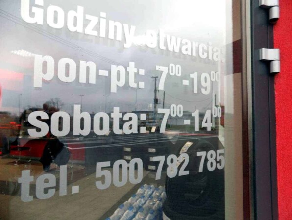 oznakowanie informacyjne napisy na szyby