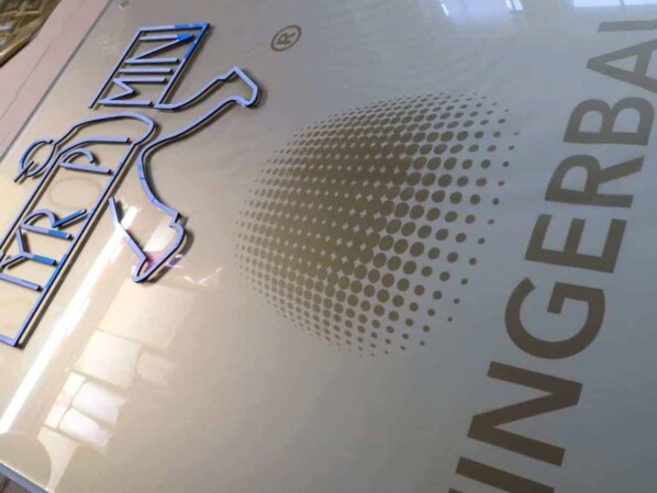 produkcja tablicy z pleksiglasu z logotypami przestrzennymi z pleksiglasu