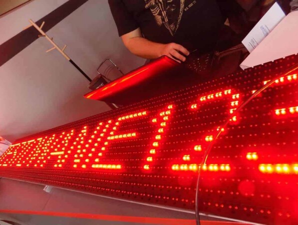 programowanie tekstu reklamowego tablicy LED
