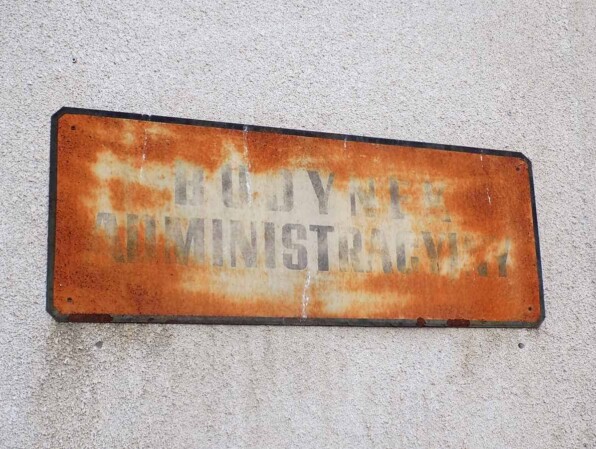 stara tablica metalowa na budynku w mińsku